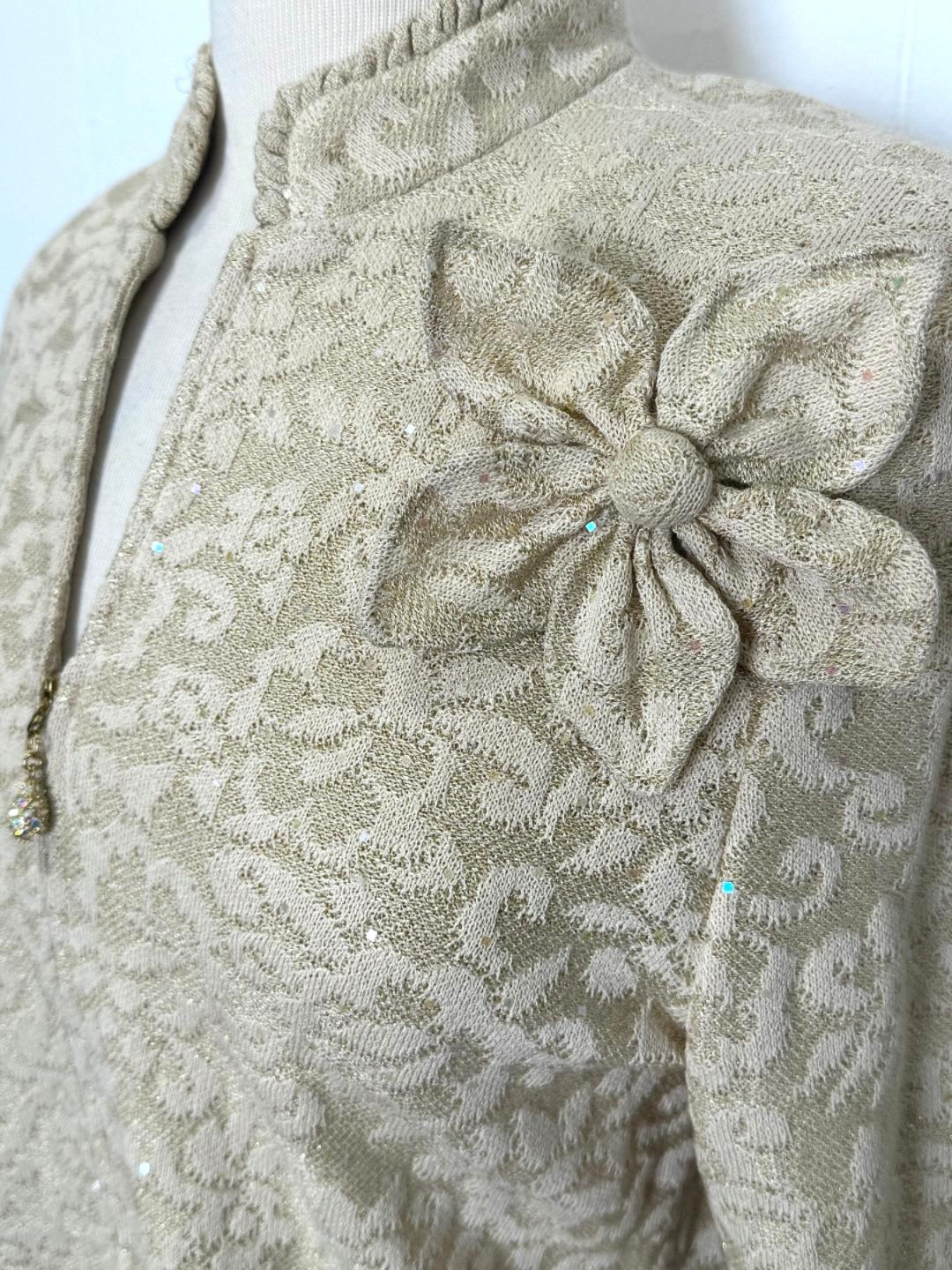 St. John Beige & Gold Novelty Yarn Evening Jacket – Paillettes, Mandarin Collar & Matching Knit Flower Pin - Size 6