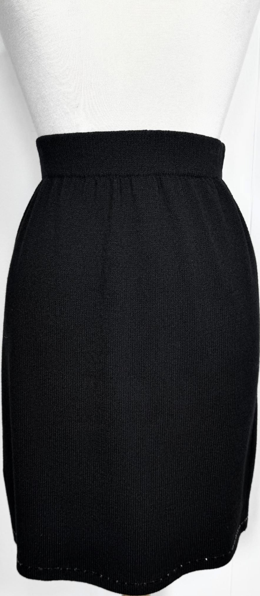 St. John Evening Black Santana Knit Skirt Suit with Elegant Paillette Detailing - Size 6 / 8