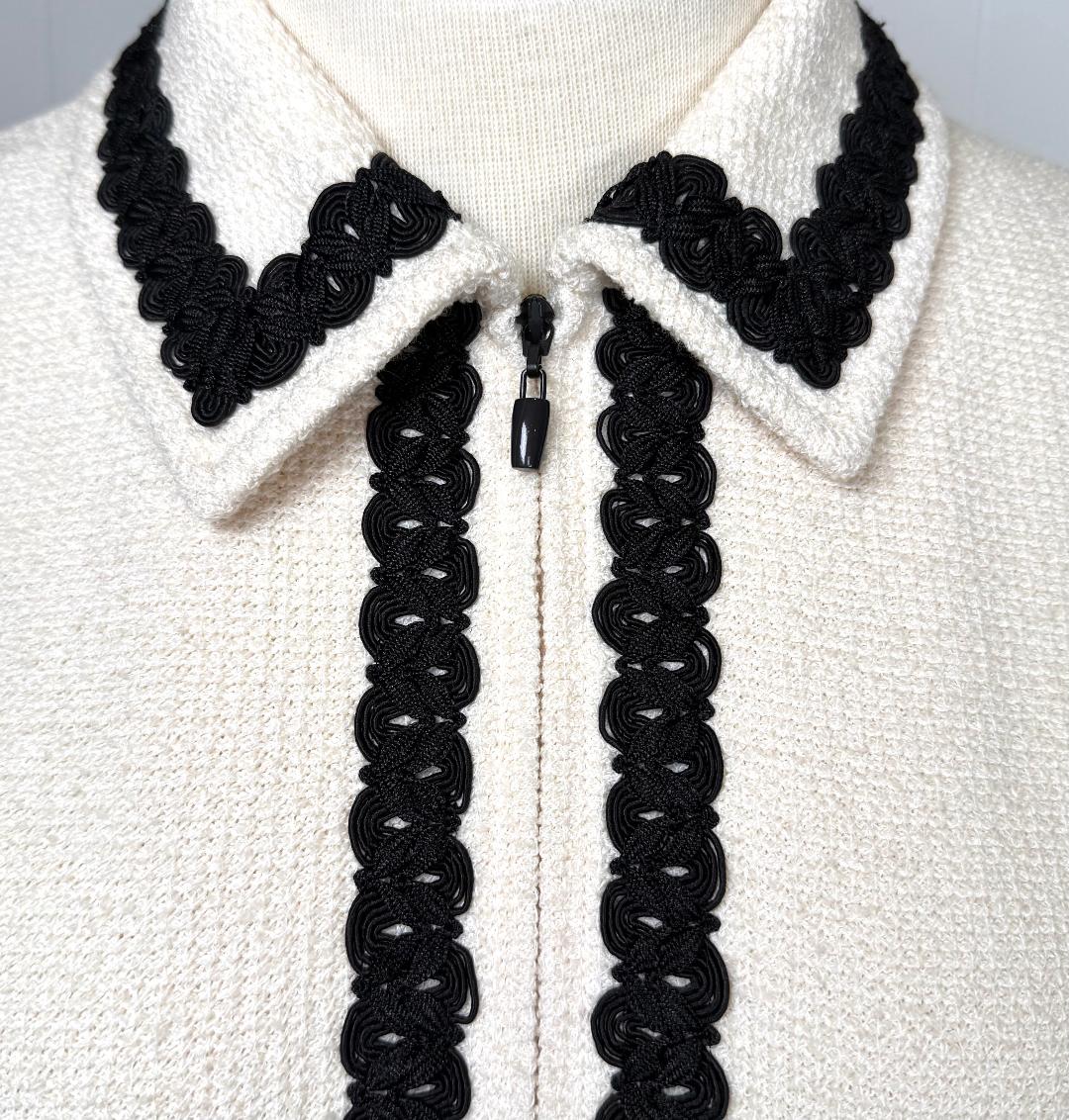 St. John Off-White Textured Knit Jacket – Black Trim & Zip Front – Size 10