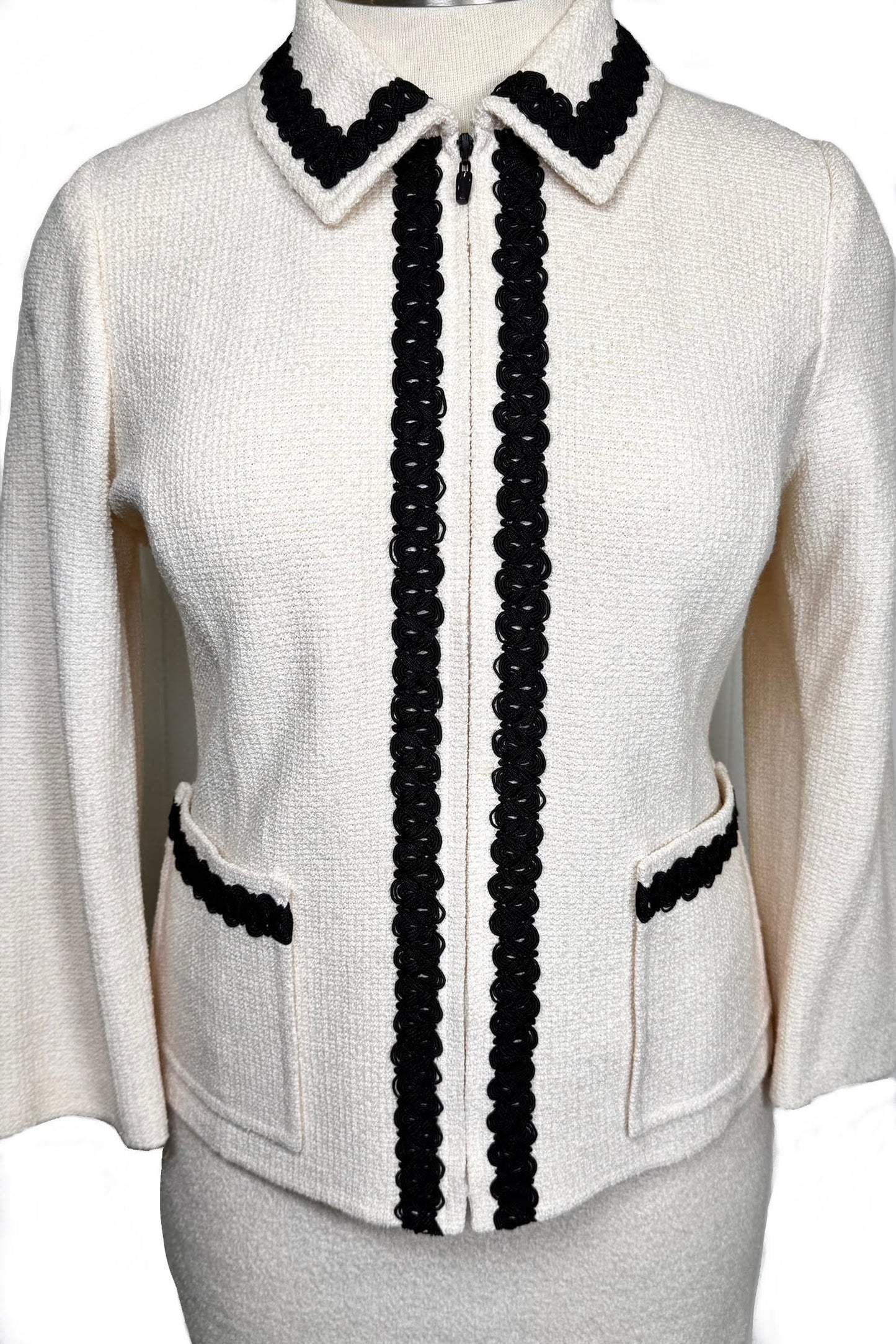 St. John Off-White Textured Knit Jacket – Black Trim & Zip Front – Size 10