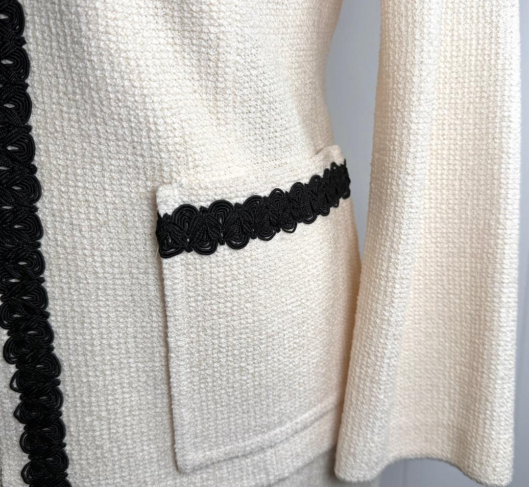 St. John Off-White Textured Knit Jacket – Black Trim & Zip Front – Size 10