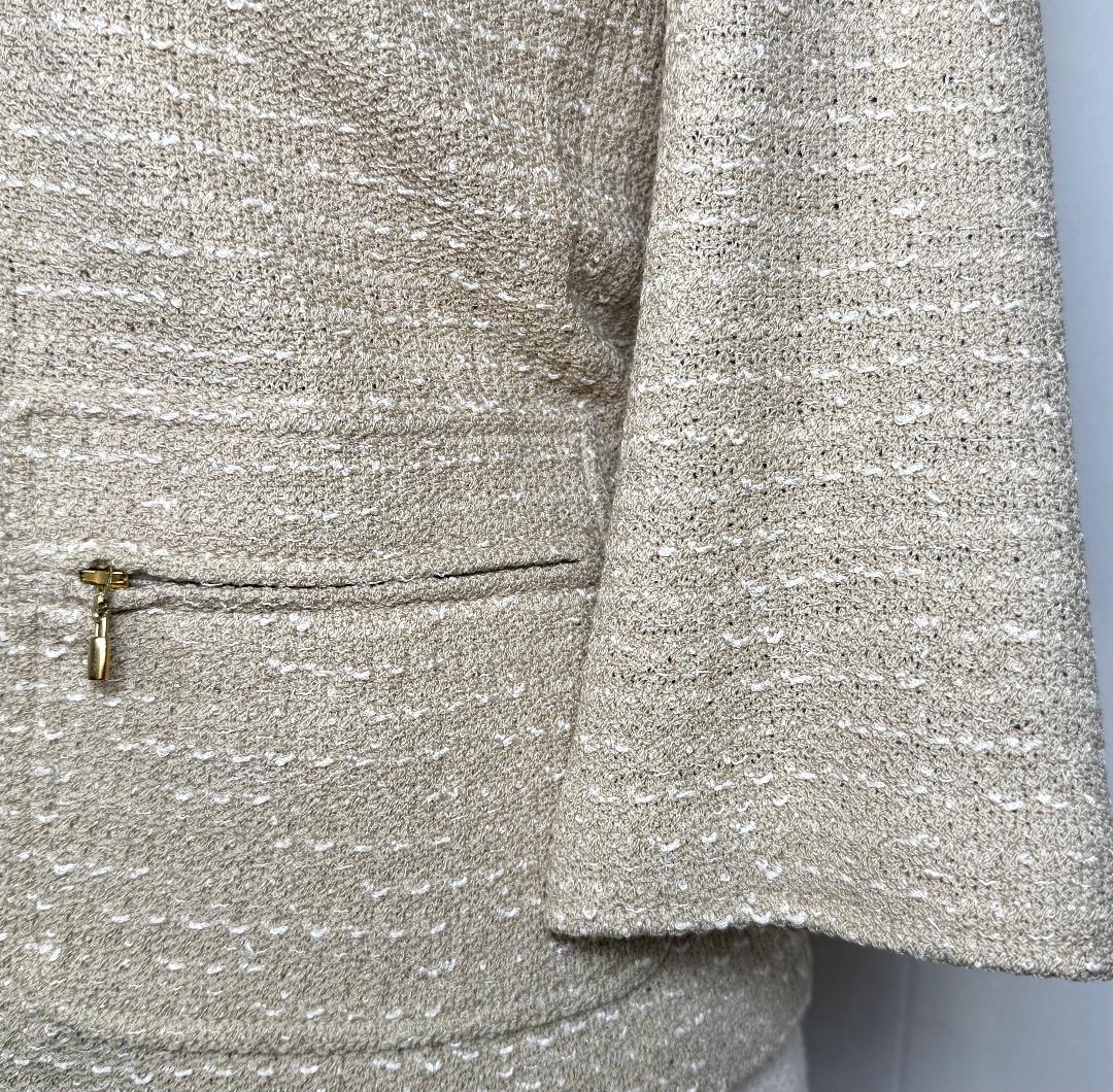 St. John Beige Textured Santana Knit Jacket – Zip Front – Size 6