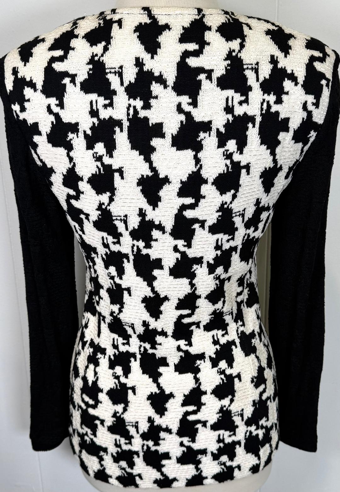 St. John Black & White Textured Santana Knit Jacket – Zip Front – Size 2