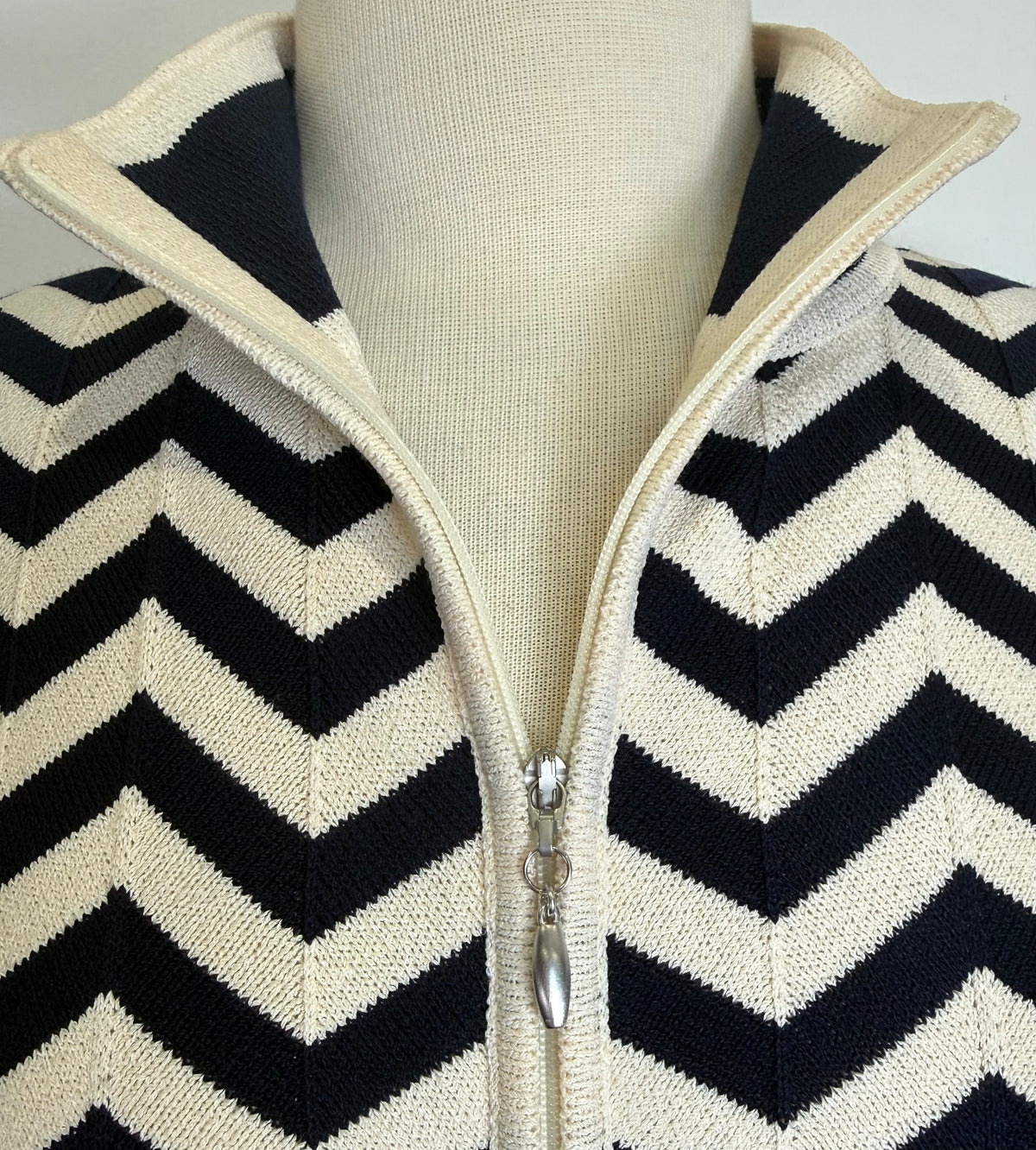 St. John Navy Santana Knit Jacket – White Design & Scalloped Hem – Size 8