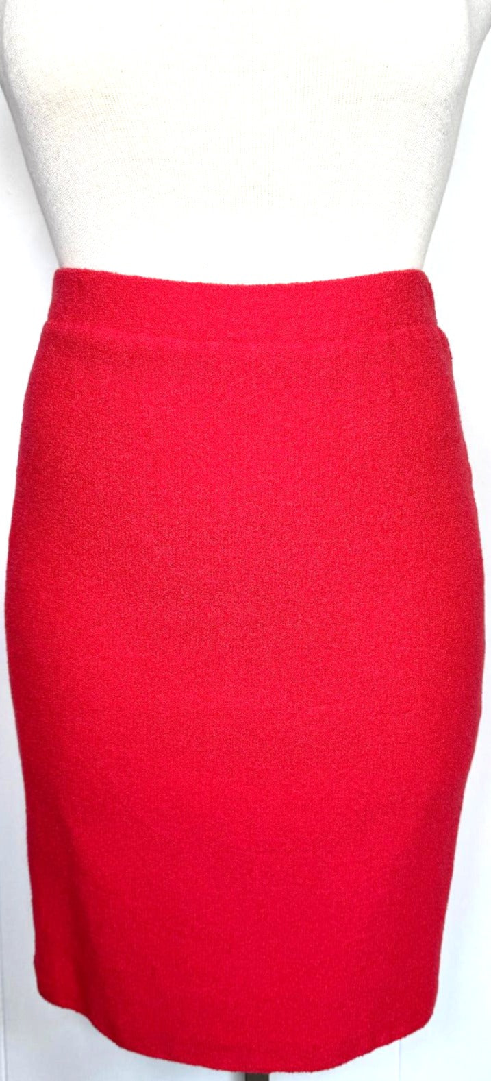 St. John Couture Coral Two-Piece Skirt Suit – Couture Details & Statement Buttons - Size 8