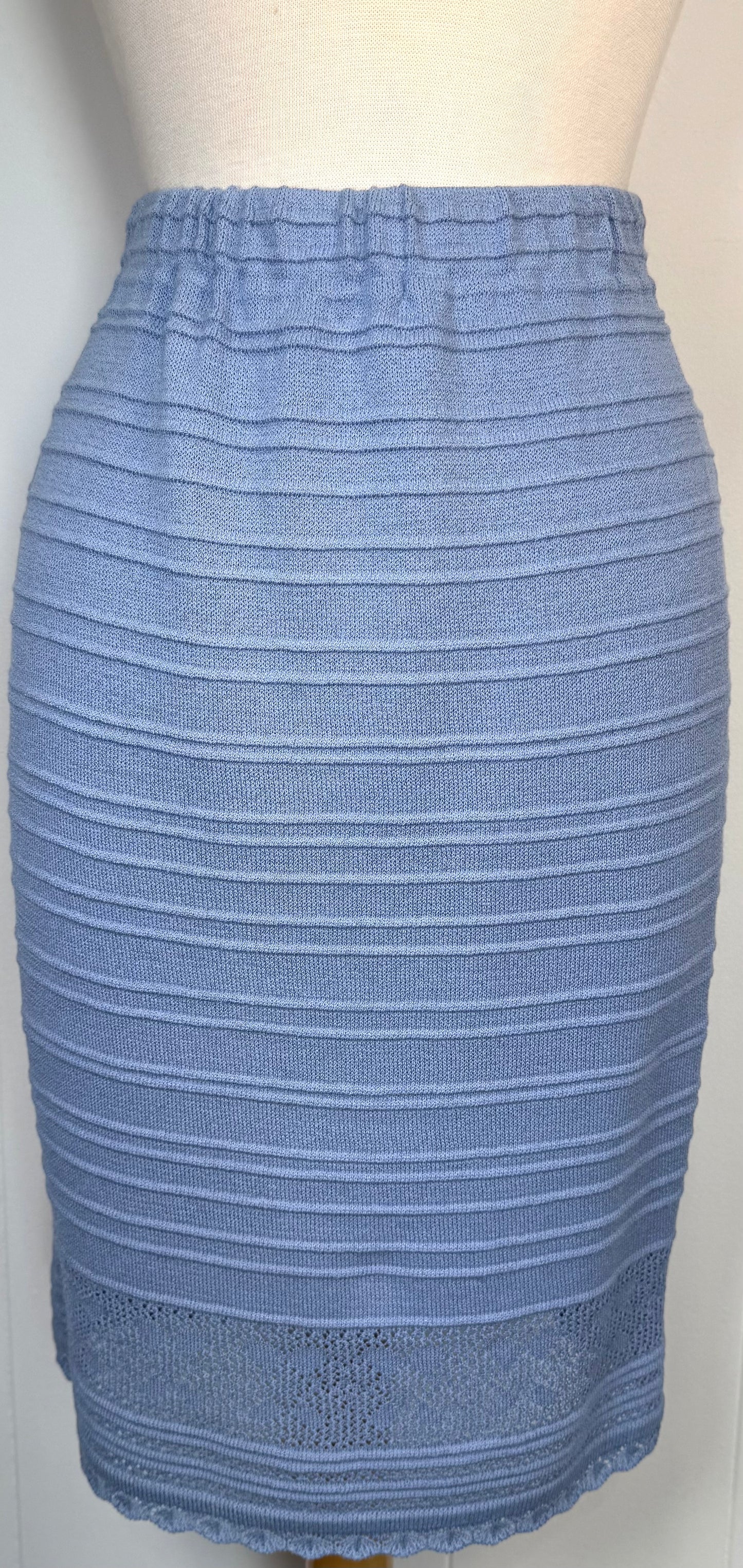 St. John Blue Textured Santana Knit Jacket & Skirt Suit – Gold Pearl Buttons – Size 4