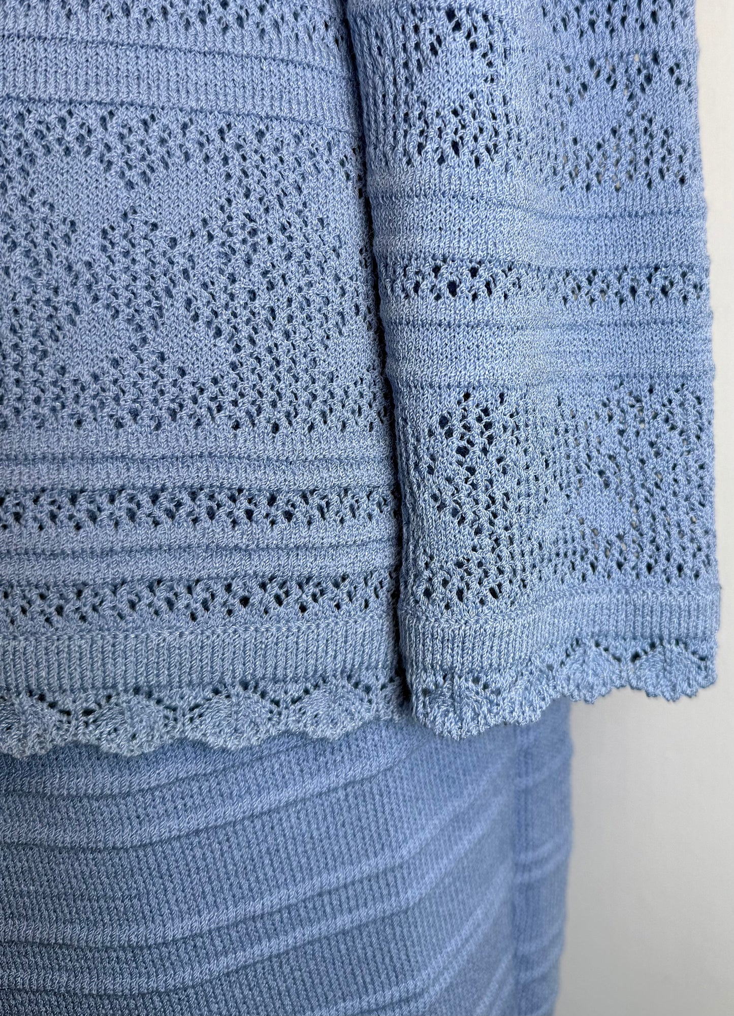 St. John Blue Textured Santana Knit Jacket & Skirt Suit – Gold Pearl Buttons – Size 4