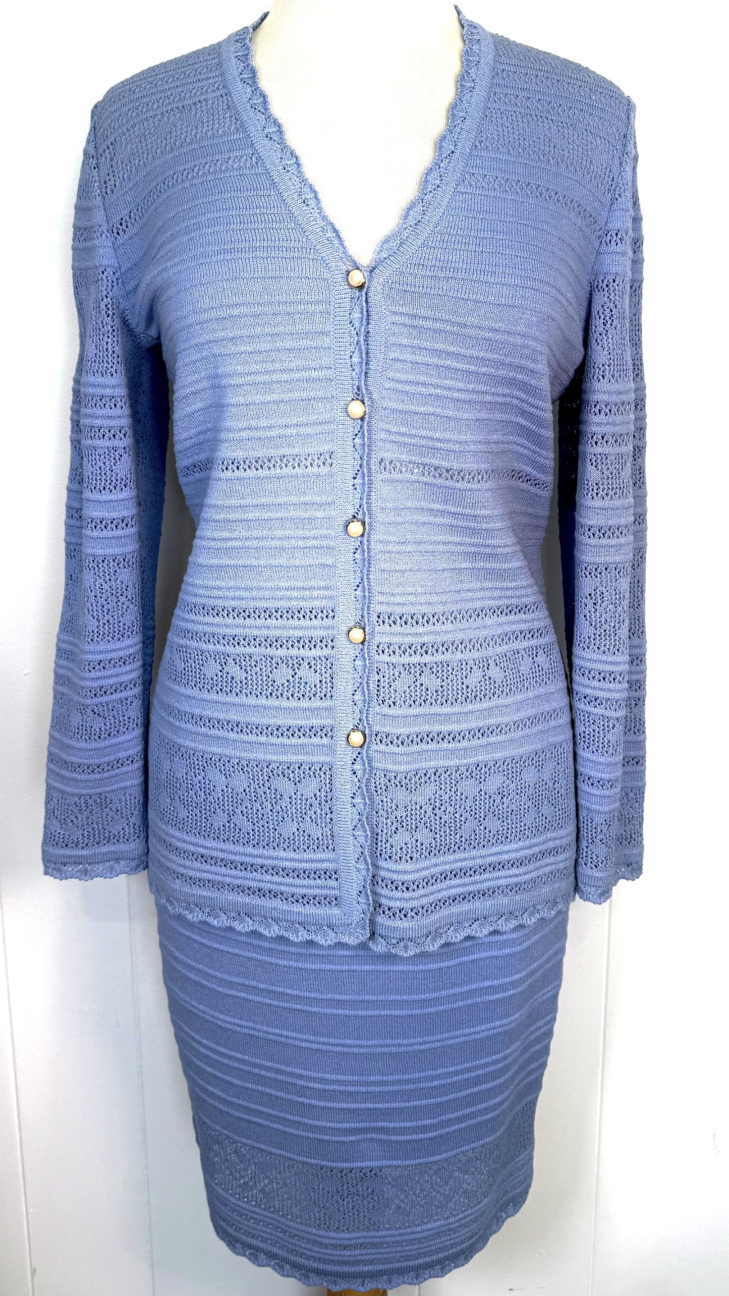St. John Blue Textured Santana Knit Jacket & Skirt Suit – Gold Pearl Buttons – Size 4